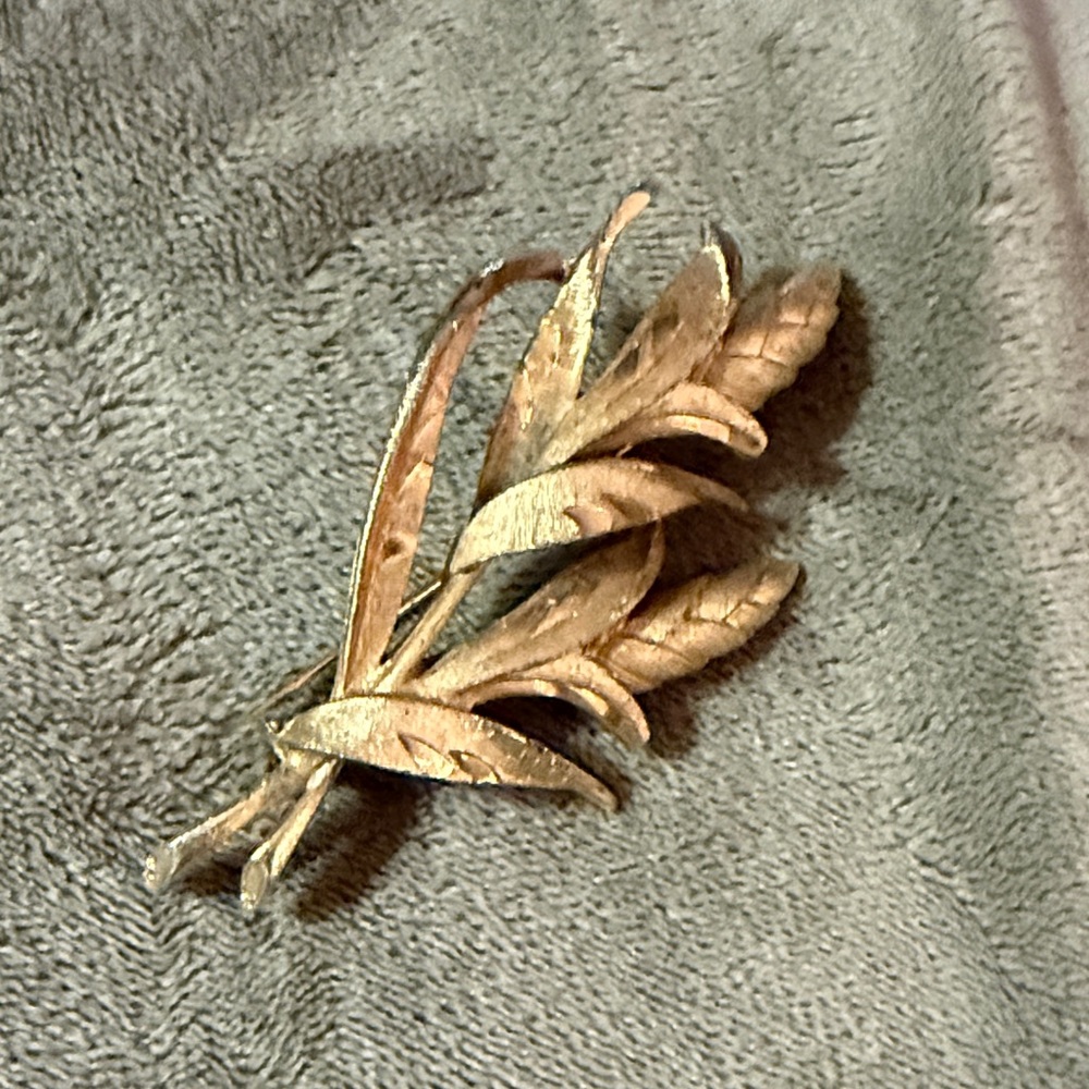 Vintage Goldtone brooch Set - Picture 4 of 11